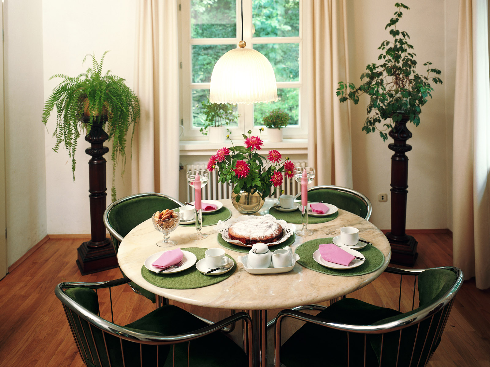 86 What shape of the dining table is best according to feng shui